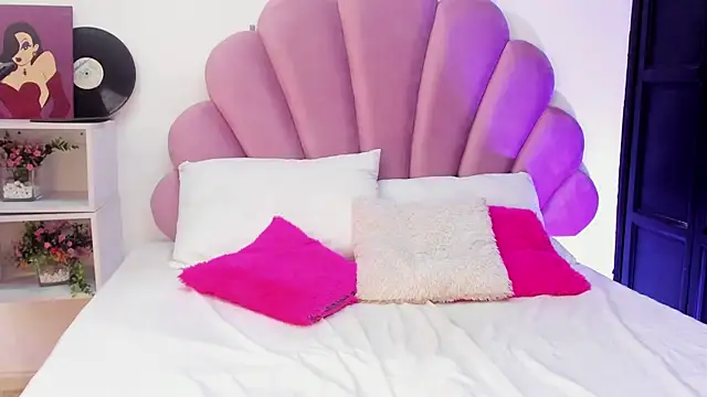 afroditaevans  online show from April 2026 07:03:02 PM