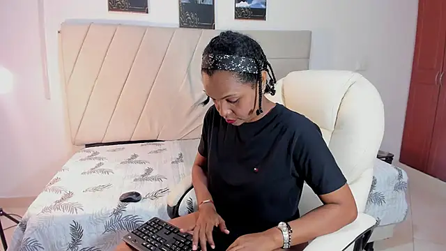 samaraa smith1 online show from April 2026 12:34:02 PM