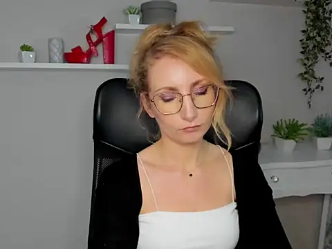 CinderellaMoon online show from March 2026 06:30:01 AM