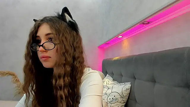Snapshot of Emily_Lews chatting on May 2026 08:42:02 AM Emily Lews online show from May 2026 08:42:02 AM
