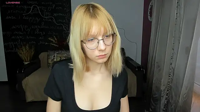 Snapshot of CandicaHoney chatting on March 2026 12:44:01 PM CandicaHoney online show from March 2026 12:44:01 PM