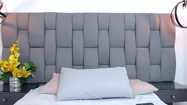 lunavarela online show from March 2026 12:51:02 PM