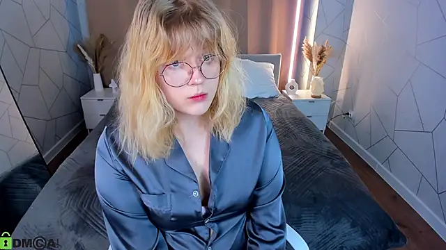 Snapshot of luna_c0ra chatting on February 2026 01:17:01 AM luna c0ra online show from February 2026 01:17:01 AM