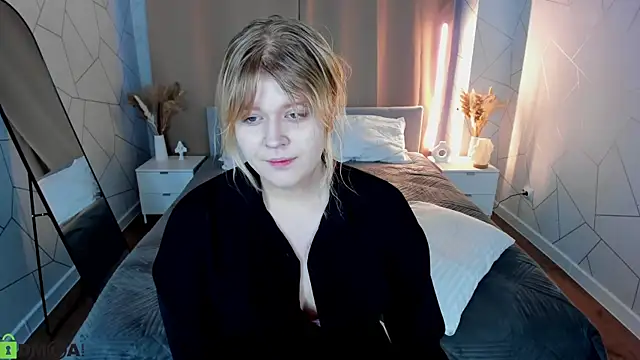 Snapshot of luna_c0ra chatting on February 2026 01:05:02 AM luna c0ra online show from February 2026 01:05:02 AM