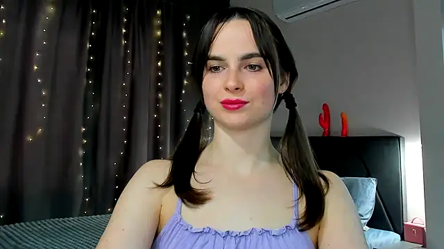 Snapshot of megann_fox2 chatting on April 2026 01:11:01 PM megann fox2 online show from April 2026 01:11:01 PM