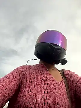 aleessiia online show from April 2026 01:05:01 PM