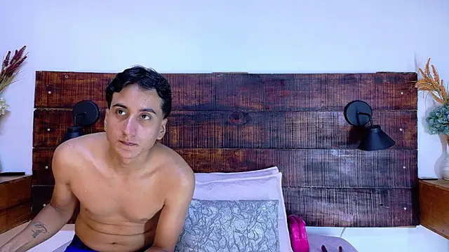 Snapshot of Esmeralda_and_Naim chatting on February 2026 07:01:02 PM Esmeralda and Naim online show from February 2026 07:01:02 PM