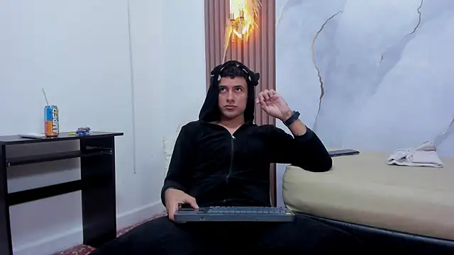 Snapshot of STEVEN_OS chatting on June 2026 07:35:01 PM STEVEN OS online show from June 2026 07:35:01 PM