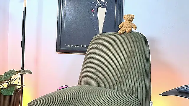 Eliassalvatore  online show from July 2026 01:32:01 PM