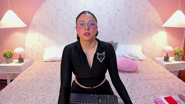 Snapshot of Angelie_Rosebrm chatting on February 2026 12:33:02 AM Angelie Rosebrm online show from February 2026 12:33:02 AM