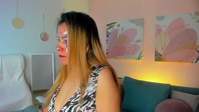 Snapshot of Ivonne_4 chatting on April 2026 01:02:02 PM Ivonne 4 online show from April 2026 01:02:02 PM