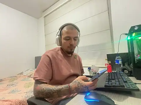 Snapshot of Maximo_Garcia17 chatting on March 2026 02:04:02 AM Maximo Garcia17 online show from March 2026 02:04:02 AM