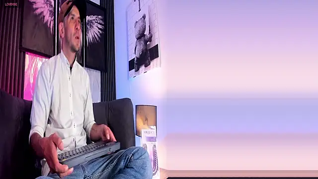 Milanwhite  online show from February 2026 11:33:01 AM