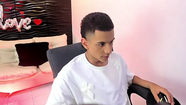 dominicjonnes online show from March 2026 08:21:02 PM