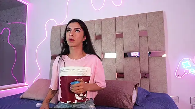 Fernanda thail  online show from April 2026 07:30:01 PM