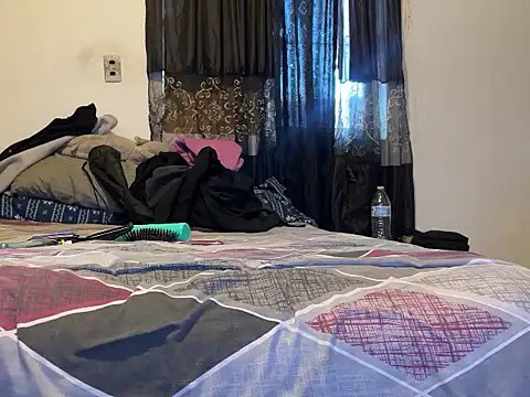 Snapshot of enimanocturno chatting on February 2026 12:01:01 AM enimanocturno online show from February 2026 12:01:01 AM