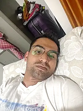 Snapshot of RonitVora chatting on May 2026 05:33:01 PM RonitVora online show from May 2026 05:33:01 PM