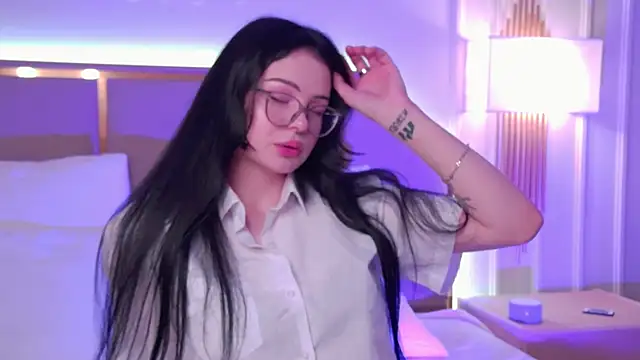 Snapshot of CindyMil chatting on June 2026 06:27:01 AM CindyMil online show from June 2026 06:27:01 AM