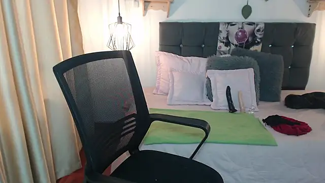 Emma hassani online show from April 2026 01:33:02 PM