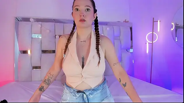 Snapshot of HecateCorvin chatting on February 2026 12:25:01 PM HecateCorvin online show from February 2026 12:25:01 PM