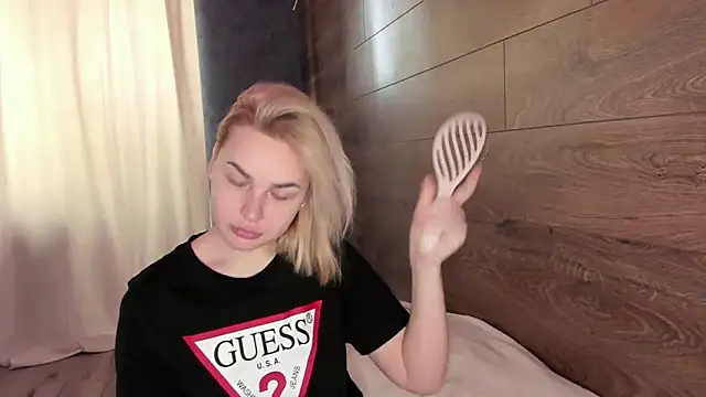 AmmyLuu online show from April 2026 10:36:01 AM