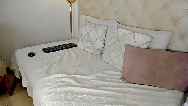 nina joyce online show from April 2026 08:09:02 PM