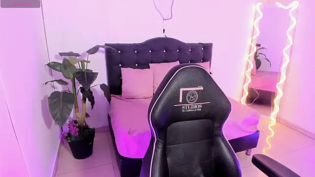 LINDSAY TAY online show from April 2026 03:21:01 AM