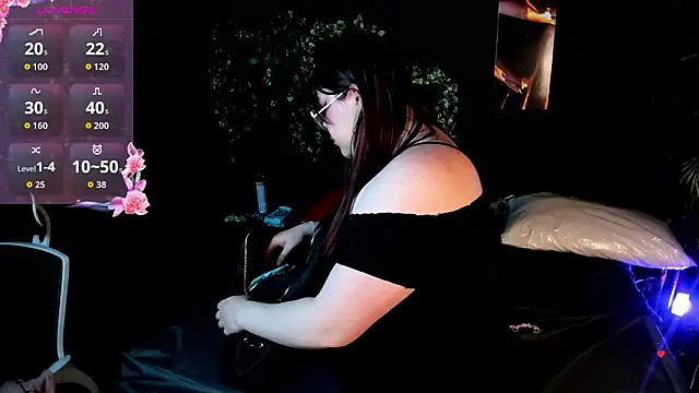 Snapshot of NicoleeDemara chatting on March 2026 12:05:01 AM NicoleeDemara online show from March 2026 12:05:01 AM