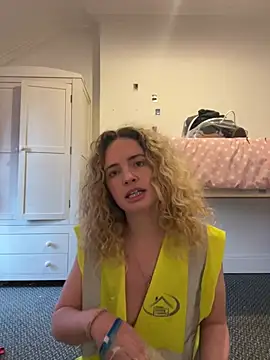 Snapshot of curlyirishgirl chatting on February 2026 10:03:02 AM curlyirishgirl online show from February 2026 10:03:02 AM