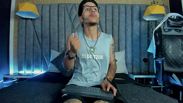 Snapshot of DanteLuxx chatting on March 2026 11:18:01 PM DanteLuxx online show from March 2026 11:18:01 PM