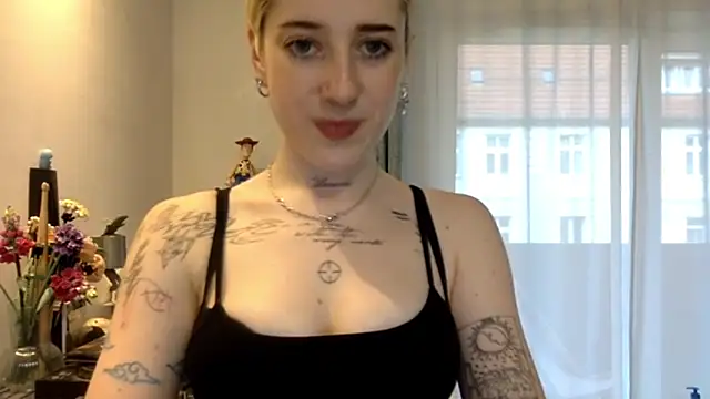 Snapshot of EmmyWet chatting on June 2026 06:01:02 PM EmmyWet online show from June 2026 06:01:02 PM