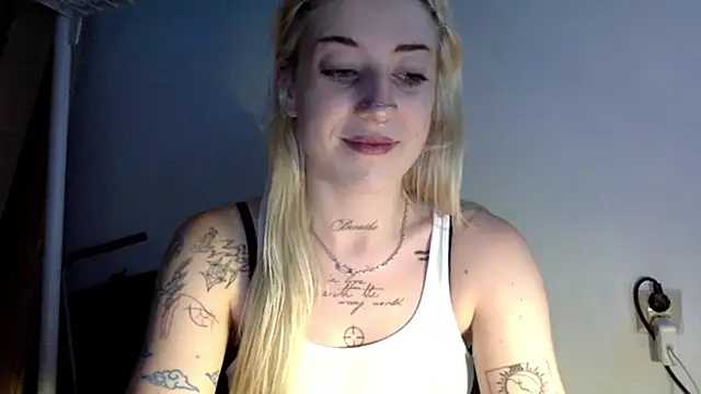 Snapshot of EmmyWet chatting on June 2026 06:17:01 PM EmmyWet online show from June 2026 06:17:01 PM