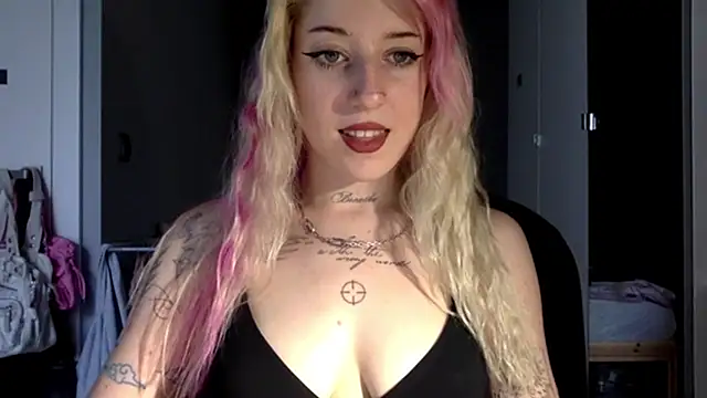 Snapshot of EmmyWet chatting on July 2026 04:02:02 PM EmmyWet online show from July 2026 04:02:02 PM