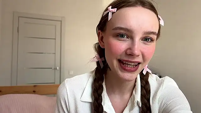 Lolatatee online show from March 2026 12:42:02 PM