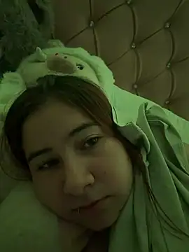 Snapshot of Zoe_Luxxe_ chatting on April 2026 11:24:02 PM Zoe Luxxe online show from April 2026 11:24:02 PM