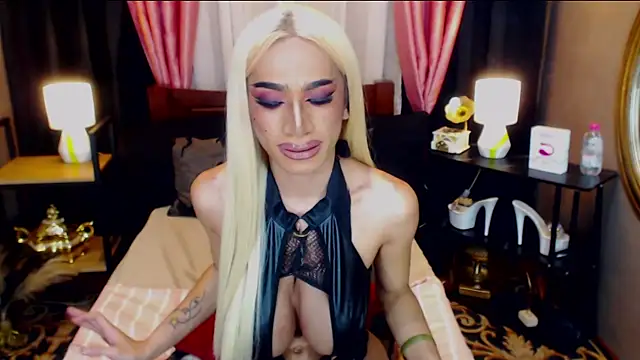 Snapshot of KieraLee chatting on May 2026 11:15:02 AM KieraLee online show from May 2026 11:15:02 AM