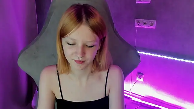 Snapshot of Emma_Dusk chatting on July 2026 01:08:01 AM Emma Dusk online show from July 2026 01:08:01 AM