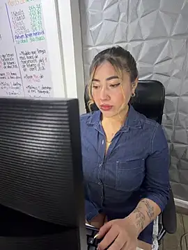 Snapshot of ManuelaVeeleez chatting on April 2026 01:52:02 AM ManuelaVeeleez online show from April 2026 01:52:02 AM
