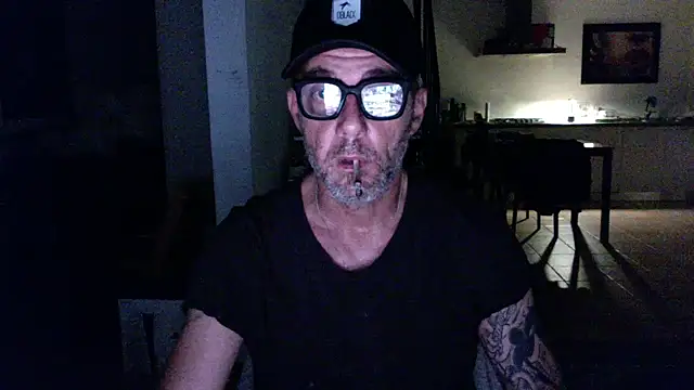Snapshot of love_save_the_world chatting on June 2026 04:57:01 AM love save the world online show from June 2026 04:57:01 AM