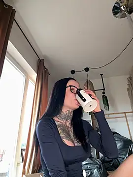 SkinnyLilly online show from April 2026 02:00:01 PM