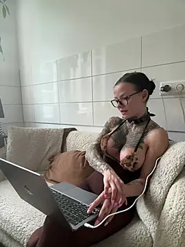 Snapshot of SkinnyLilly chatting on July 2026 06:37:01 PM SkinnyLilly online show from July 2026 06:37:01 PM