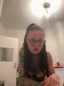 Snapshot of SkinnyLilly chatting on July 2026 07:32:01 PM SkinnyLilly online show from July 2026 07:32:01 PM