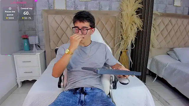 TylerCross  online show from April 2026 08:40:01 PM