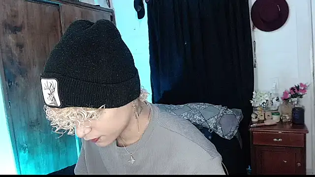 Lucke Ccollins online show from April 2026 12:33:01 AM