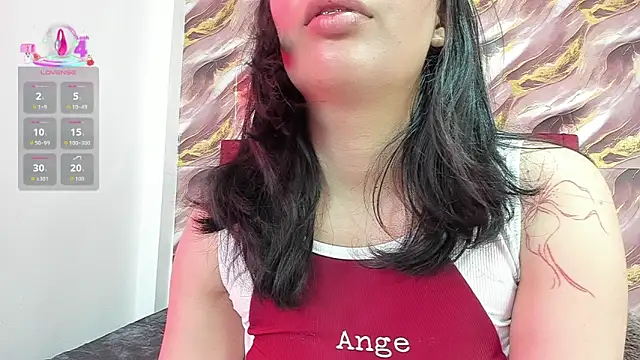 Ameliiiee online show from April 2026 07:25:02 PM