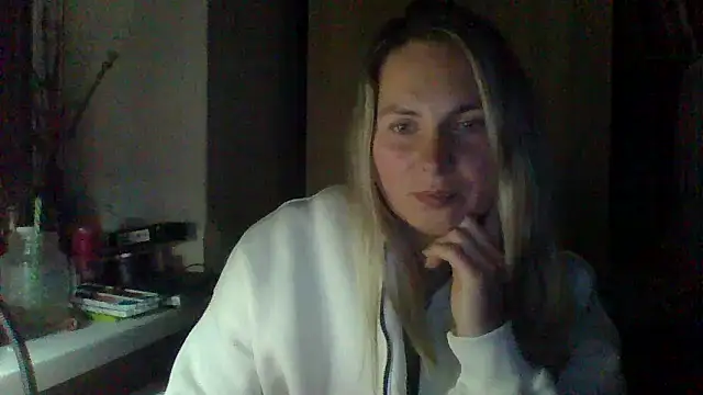 Mollie365 online show from April 2026 07:07:02 PM