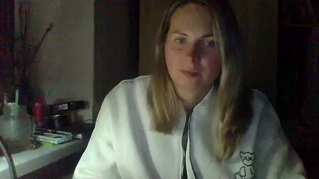 Mollie365 online show from April 2026 07:58:01 PM