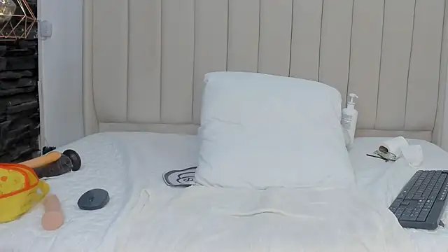 Abril Castroo online show from April 2026 01:41:02 PM