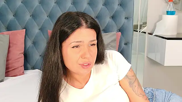 Snapshot of AnneRey chatting on May 2026 03:12:01 AM AnneRey online show from May 2026 03:12:01 AM