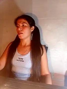 Snapshot of SkinnyBlom_ chatting on March 2026 04:18:02 AM SkinnyBlom online show from March 2026 04:18:02 AM